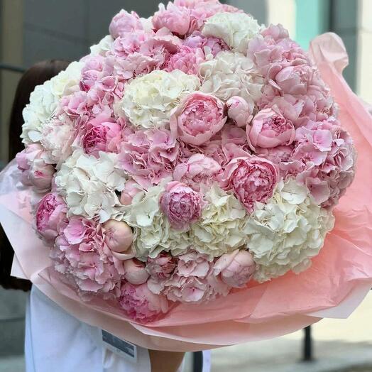 Букет пионов и гортензий