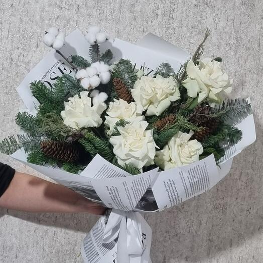 Зимний букет цветов с белыми французскими розами и живой елью нобилис