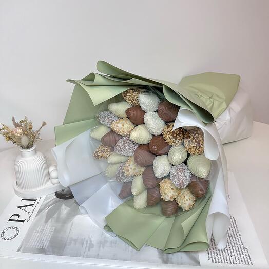 Букет из клубники «Два шоколада»(35🍓)+ подарок от Vivienne Sabo- румяна MACARON