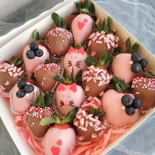Клубника в шоколаде для детей, клубничные котики