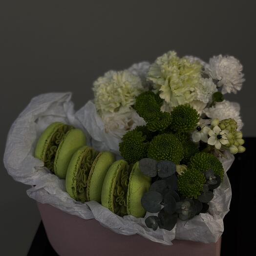 Корзина с цветами и макарунсами
