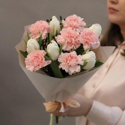 Букет из нежных гвоздик и белых тюльпанов