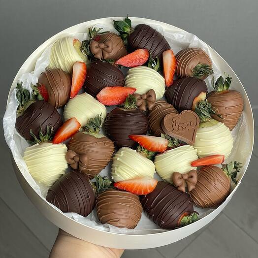 Chocolate-covered strawberries set of "Three chocolates"