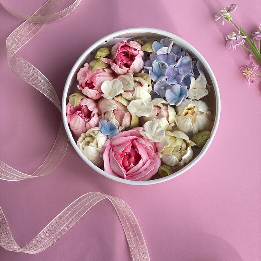 Assorted marshmallow flowers in a hatbox