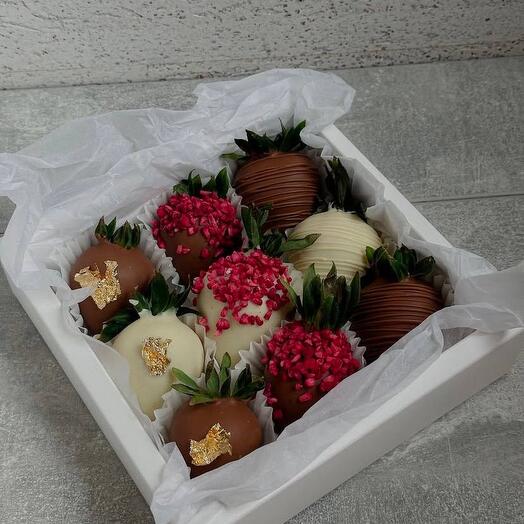 Клубника в молочном и белом шоколаде