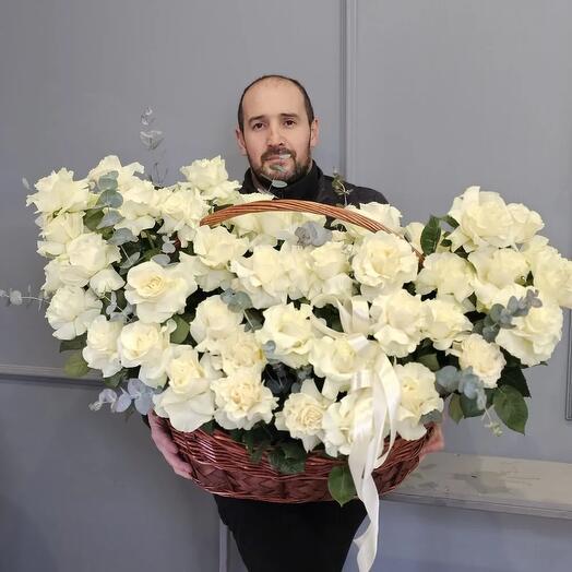 Большая корзина белых французских роз и эвкалипта