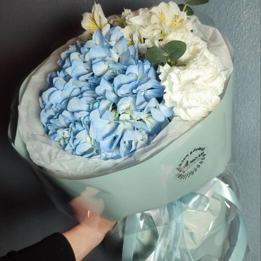 Hortensia azul con alstrameria y Dianthus
