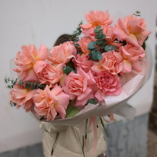 15 французских роз Эрмоза с эвкалиптом