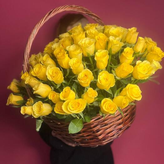 Корзина с желтыми розами