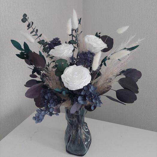 Букет в стеклянной вазе из стабилизированных роз и эвкалипта