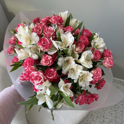 7 rosas arbustivas + alstroemeria blanca