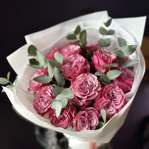 Красивая пионовидные роза кантри блюз с эвкалиптом