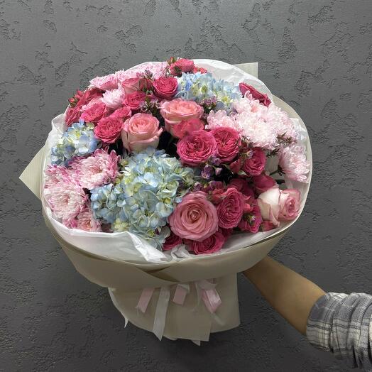 Сборный букет из роз и гортензий