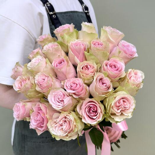 Розовые розы с атласной лентой, 25 штук