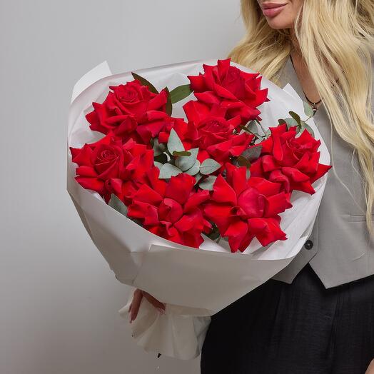 Яркий букет из 7 красных французских роз и эвкалипта