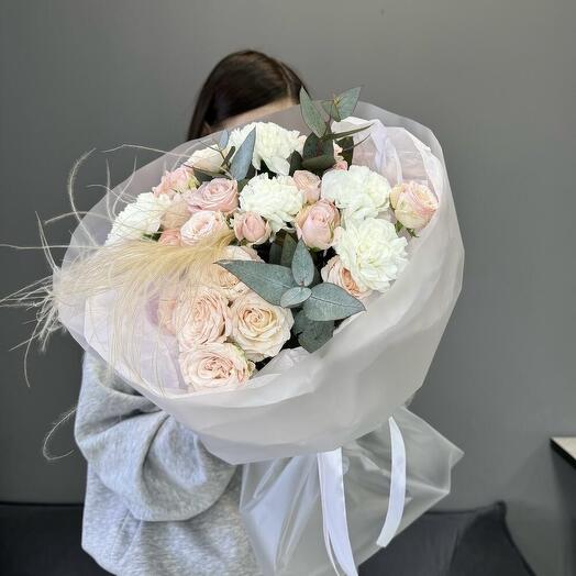 Розовые кустовые розы с диантусами и ковылью