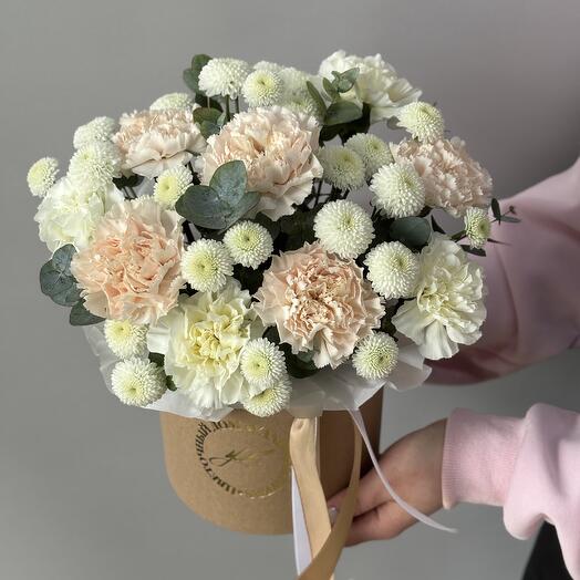 Стойкие цветы в шляпной коробочке