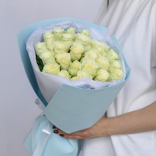 25 белых роз сорта Кения