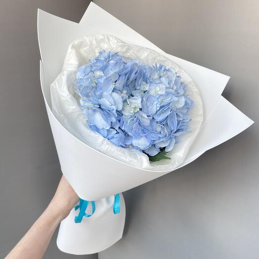 Букет из голубой гортензии в оформлении