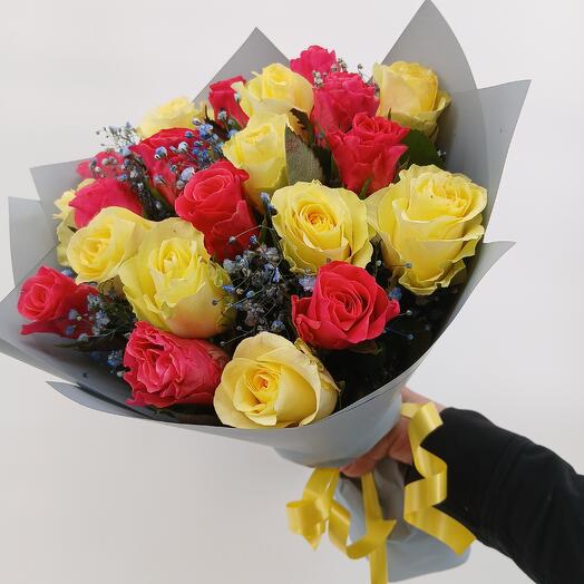 21 роза желтая MINION ROSE и малиновая PINK TACAZZI с веточкой гипсофилы в декоративной упаковке