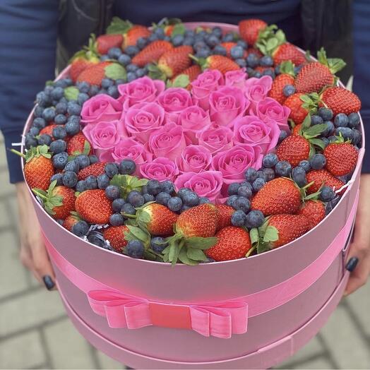Ягодный микс в коробочке с розами