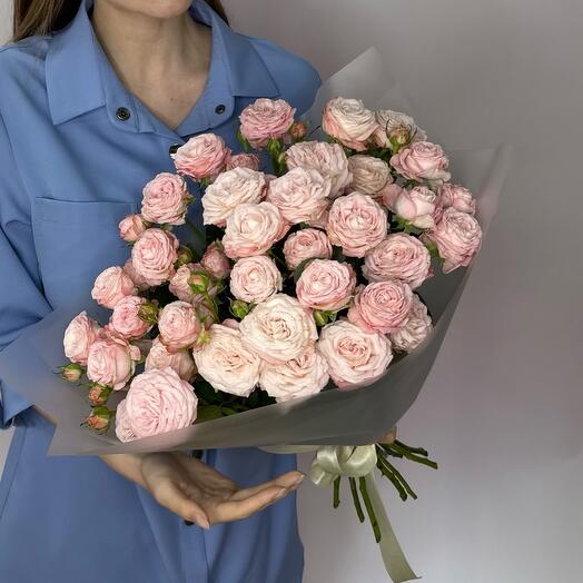 Нежный букет из 21 кустовых роз бомбастик 50см