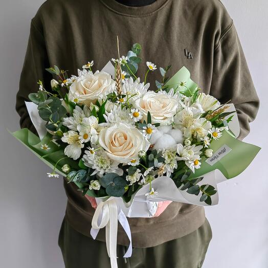 A delicate composition on a sponge with roses in neutral tones