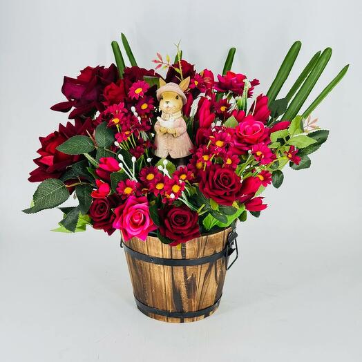 Роскошная композиция из искусственных цветов с  зайцем