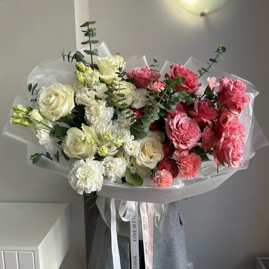 Яркий Авторский Букет «St. Petersburg» (пионовидная роза, премиальная белая роза, лизиантус, диантус, кустовая пионовидная роза)