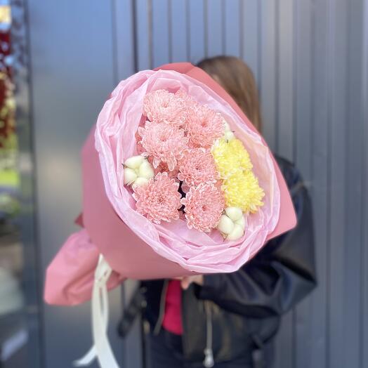 Bouquet of chrysanthemums with cotton