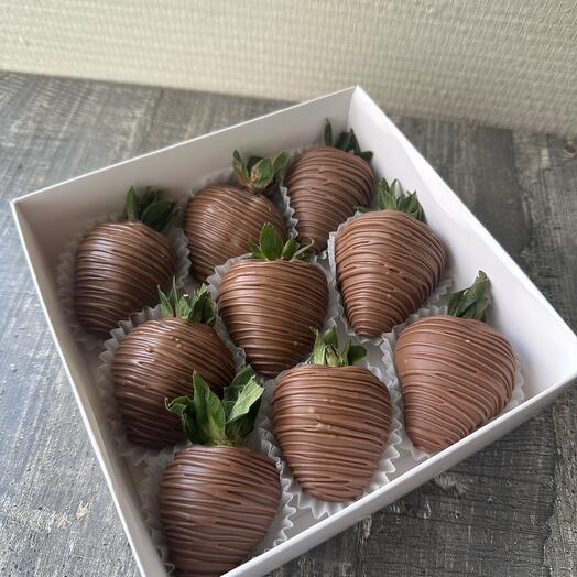 Свежая клубника в молочном шоколаде «Шоколадина»