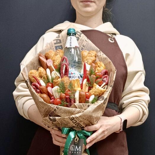 Съедобный букет с колбасами и минералкой