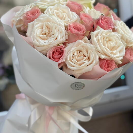 Rózsaszín és fehér rózsák csokra