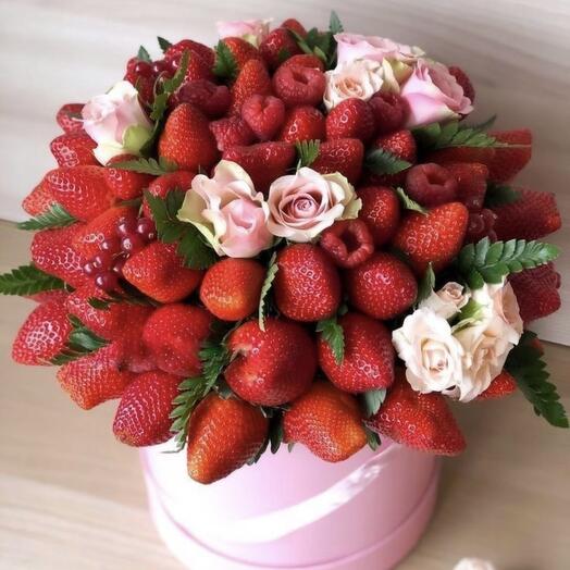 Композиция из клубники в шляпной коробке «Мое счастье»