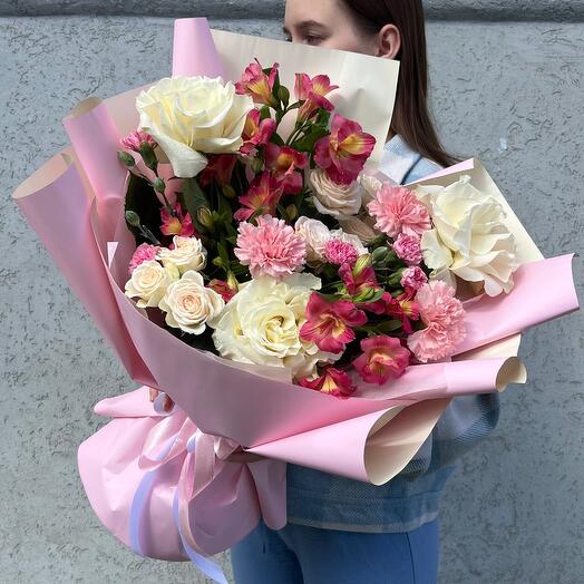 Букет с французскими розами ,альстромерией и диантусом