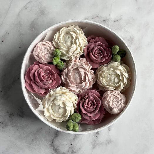 Зефирные розы и пионы в шляпной коробке