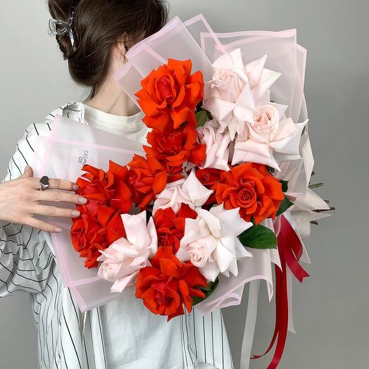 Букет с французскими алыми и розовыми розами от Xoflowers