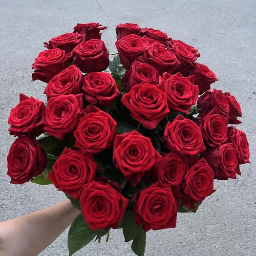 33 красные розы с атлас лентой