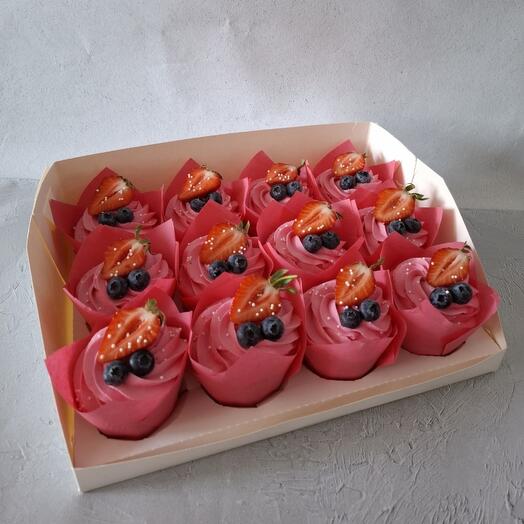 Набор капкейков с клубникой и голубикой