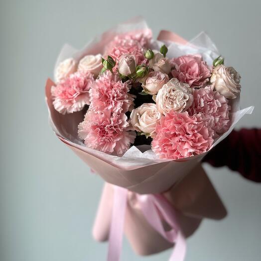 Букет из кустовых роз и диантусов