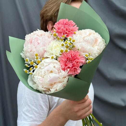 Букет пионов с диантусом и танацетумом
