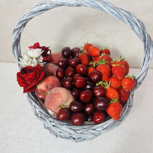 Корзина из клубники, черешня и персики
