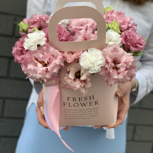 Цветы в сумке с эустом💕