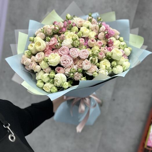 Букет из кустовых роз у Мики