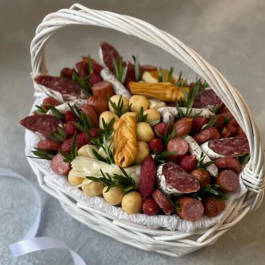Корзина с сыром и колбасами для мужщин и для женщина