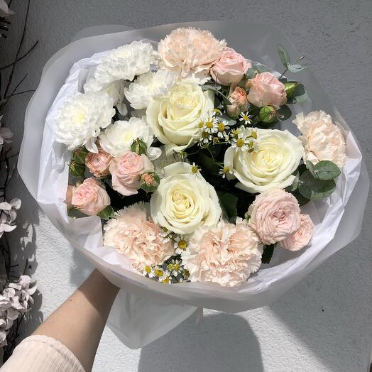 Летний букет🌸 «Bloom Room» из пионовидных кустовых роз, диантусов, ромашки и белых роз с веточками эвкалипта в