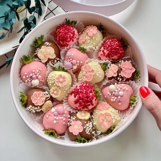 Клубника в шоколаде в белом боксе с цветами + подарок от Vivienne Sabo — румяна MACARON