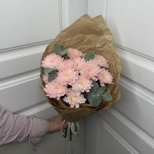 Кулек розовых хризантем в крафте