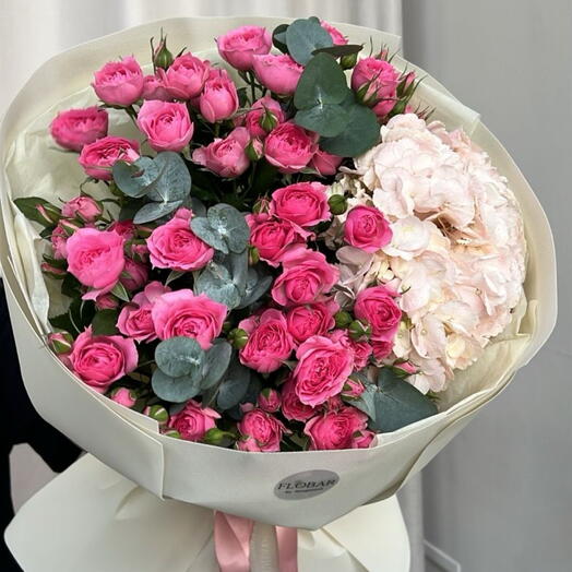 Кустовые розы с гортензией