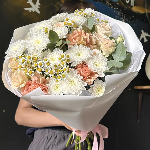 Букет с кустовыми розами, ромашкой и диантусами